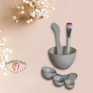 Cosmeticaset met een kom, borstel en maatbeker